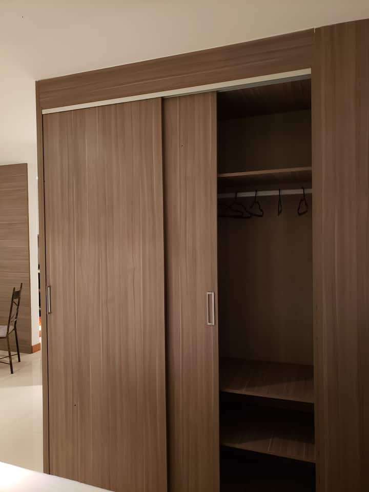 ארון בחדר השינה