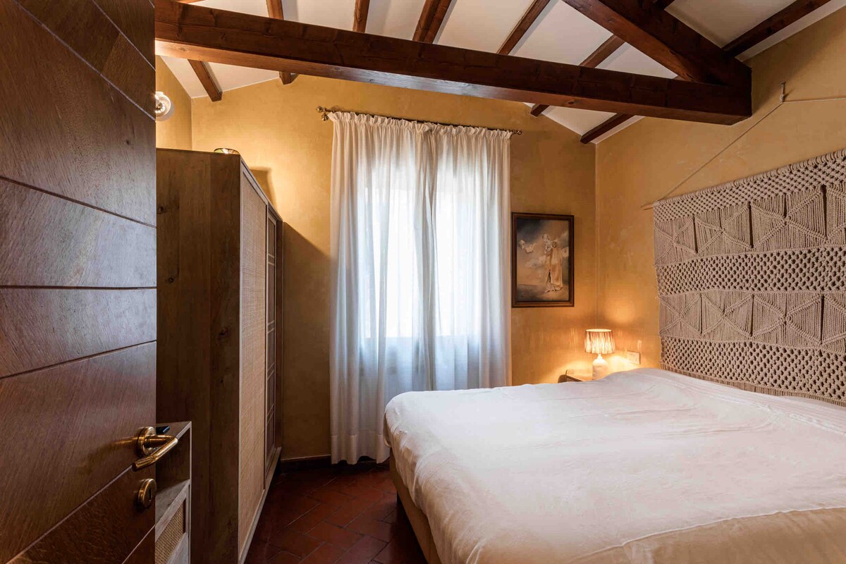 El dormitorio está completamente amueblado con muebles de madera de mango o acacia de la marca "Maisons Du Monde", y cuenta con un precioso jarrón de vidrio de Murano hecho a mano por el maestro de la vidriera 'Schiavon.