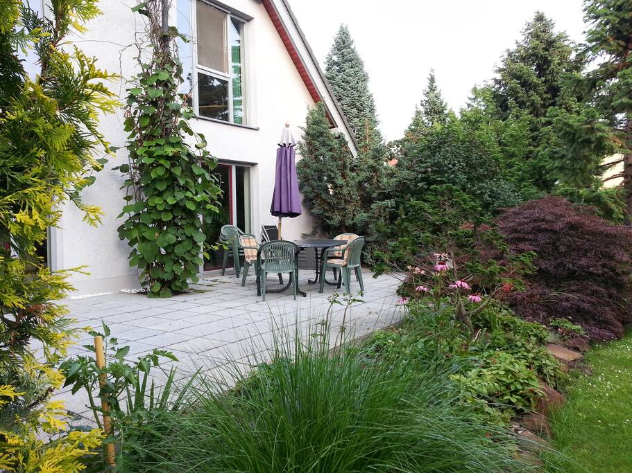 Große sonnige Terrasse im gepflegten Garten
-
Big, sunny terrace in a well cared for garden.