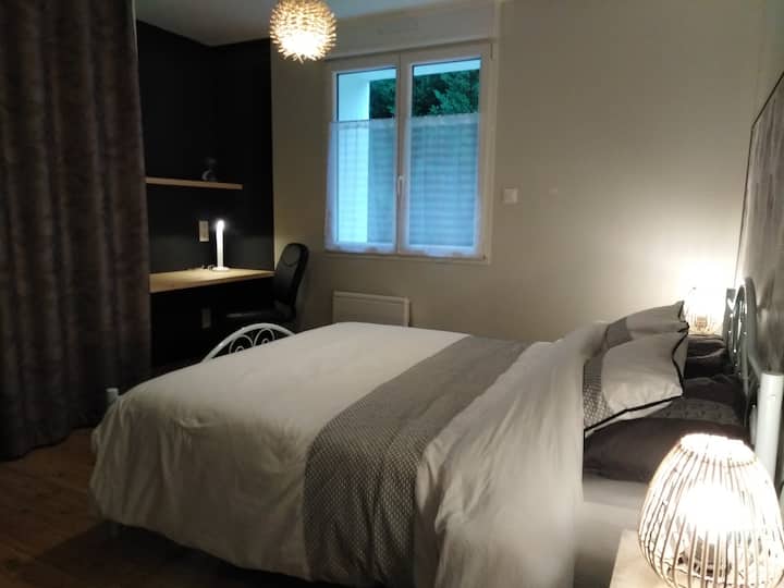 Პირველ სართულზე განთავსებული მასტერ-საძინებელი, რომელიც აღჭურვილია სამუშაო მაგიდით