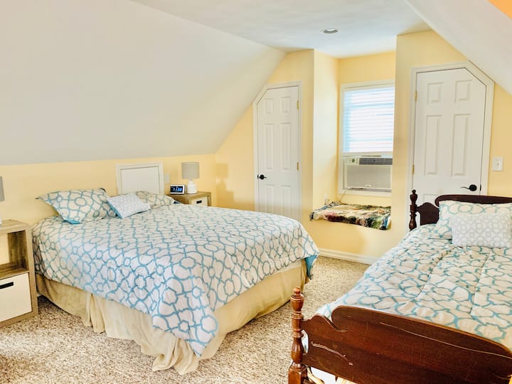 Queen bed and twin bed; twin air mattress and pack-n-play also available. 