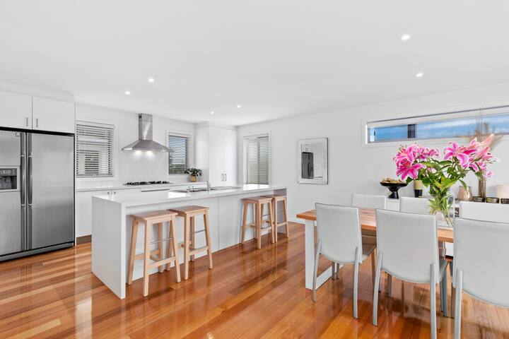 Superb Coastal Retreat – Perfect OG Location gallery image 2