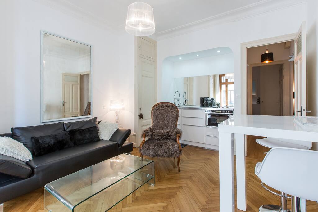 Salon, mange debout