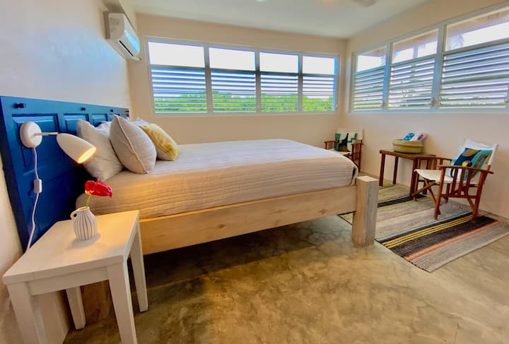 Corner Queen Bedroom on Lower Level with Ocean views.
(4th BR)