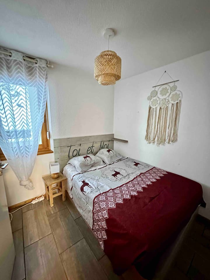Спална соба 1 со безбеден кревет и внатре: 2 јоргана 220x240 + 2 јоргана 140x190 + 2 перничиња + кревет со чадор