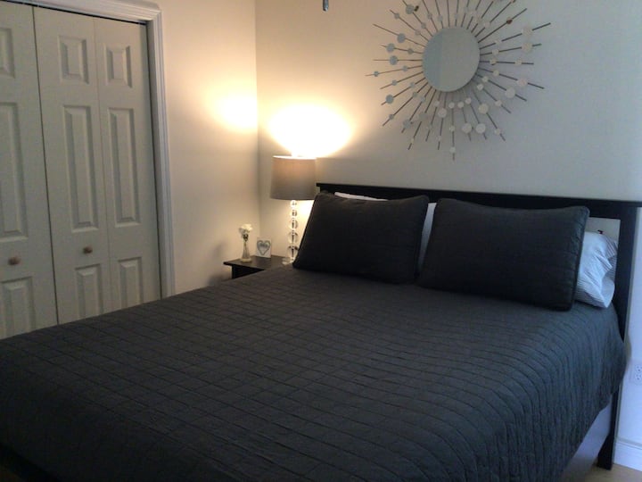 غرفة نوم - سرير بحجم كوين. تحتوي أيضًا على أدراج تشيستر للإقامات الطويلة .  خزانة للتعليق والتخزين أيضًا.  أغطية السرير - تم توفير بطانيات.  غرفة مريحة للراحة أو القراءة 