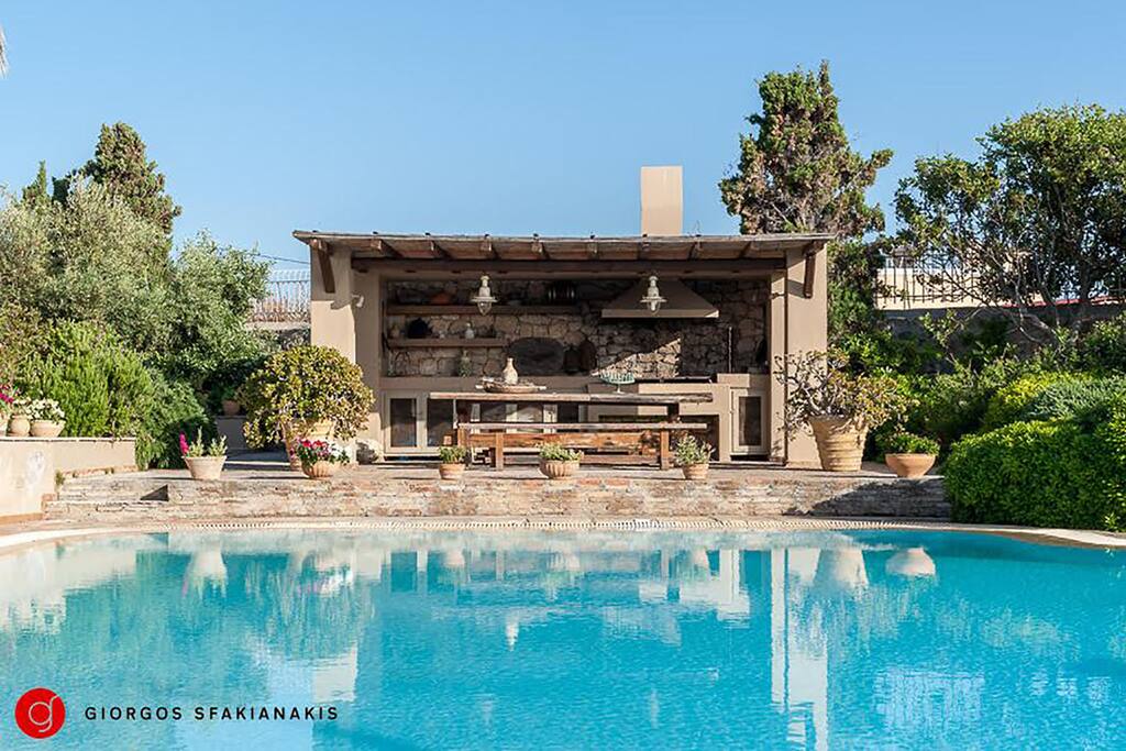 Cook, eat and dance by the pool!!