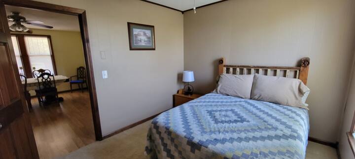 The Lariat House. 2 bed Cheerful farm house style