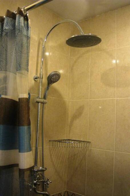 Triple deluxe room bathroom