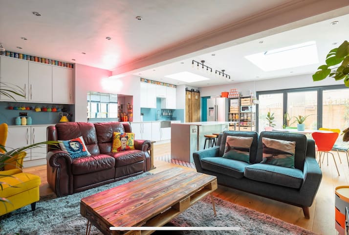 Stylish 5 Bedroom House in Stratford