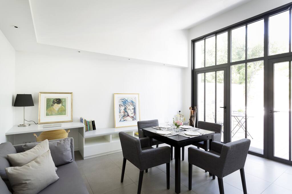 Pièce à vivre avec coin bureau, salle à manger et cuisine ouverte