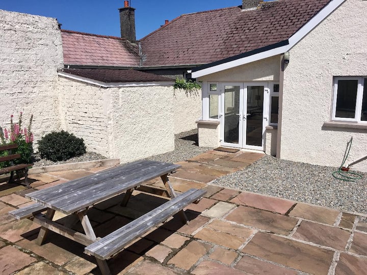 Coffee Cottage Portrush Holiday Home Self Catering - Bungalows for Rent in  Causeway Coast and Glens, Northern Ireland, United Kingdom - Airbnb