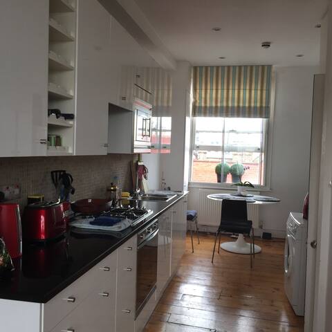 Gorgeous 2 Bed 2 Bath Flat gallery image 4