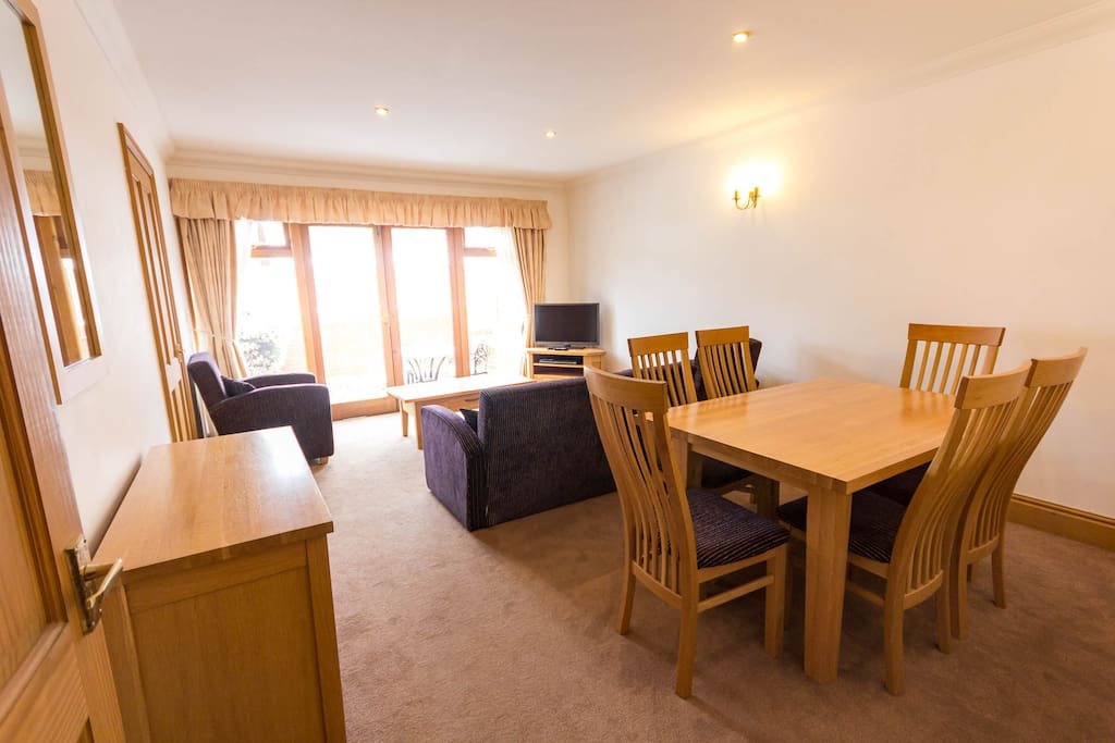 Spacious living/dining room