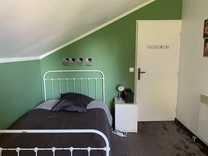 Chumba cha kulala cha juu. Kitanda 120+ godoro moja la sakafu ikiwa inahitajika.