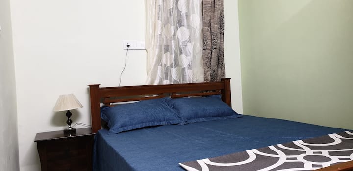 Dormitorio 2, cama tamaño king con ropa de cama.