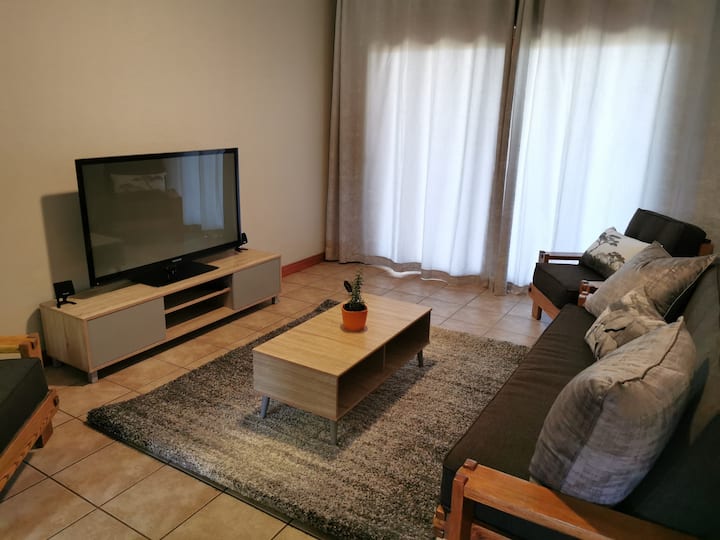 Modern Spacious, Quiet 2 Bedroom Secure Penthouse - Midrand