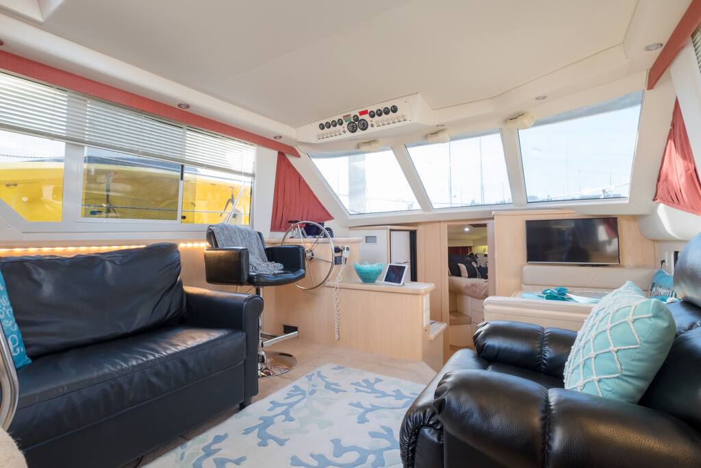 Captain's level view of the harbor allows you to watch passing boats from inside the boat. #ohsonauti