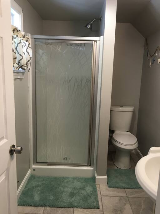 Other view of the bathroom