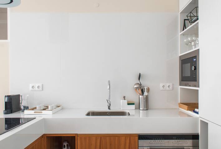 Grand Duplex Hist. Centre Balcony and AirCon gallery image 5