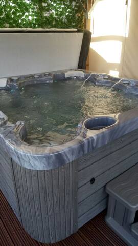 Falkirk home from home with Hot tub