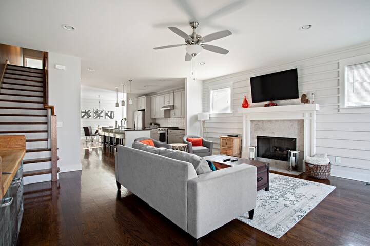 Huge Rooftop Retreat | Walk to Bars and Dining gallery image 4