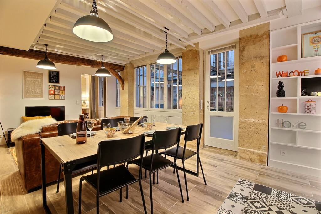 Dining area with table for 6 person