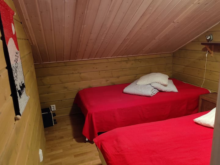 Na katu je manja spavaća soba. Kreveti širine dva metra.