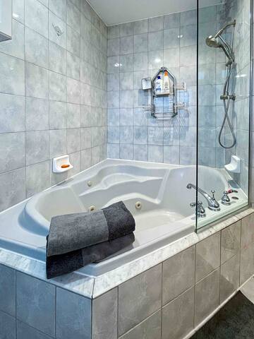 Rare & Spacious massive home w 7 beds gallery image 4