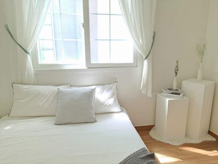 [غرفة النوم الثانية]
- سرير بحجم كبير
- يتم توفير يوي ولحاف عند إضافة أشخاص
- مكان تصوير حسي