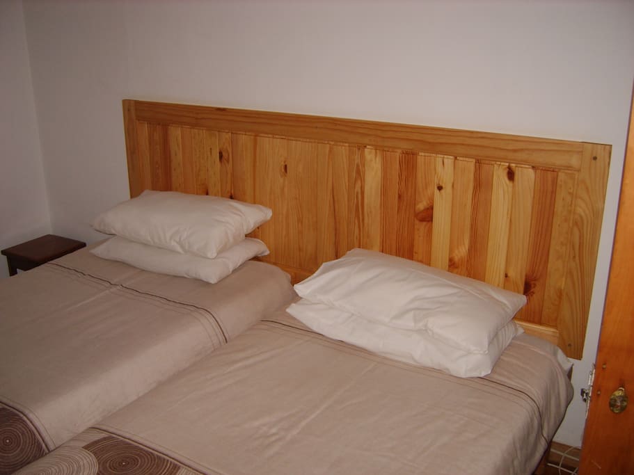 Bedroom with 2 single beds