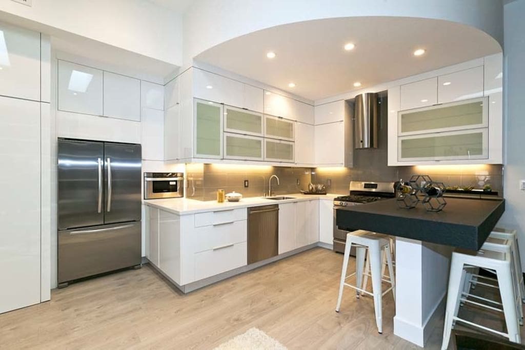 Modern kitchen and appliances. Feel free to cook in the kitchen. We keep the pantry and fridge stocked with breakfast items (e.g., cereal, oatmeal, eggs) and snacks, coffee/tea (drip coffee and Nespresso), milk, non-alcoholic beverages and beer/wine (21+ years old please). Help yourself!