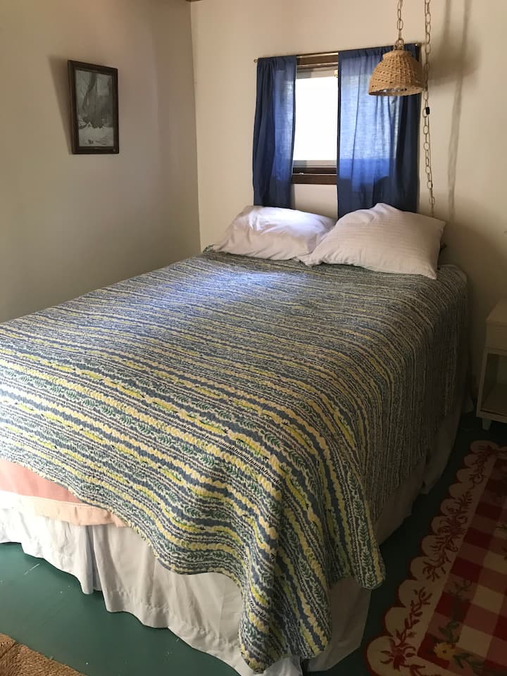 Spavaća soba iza kuće - bračni krevet (širine 150 - 179 cm)