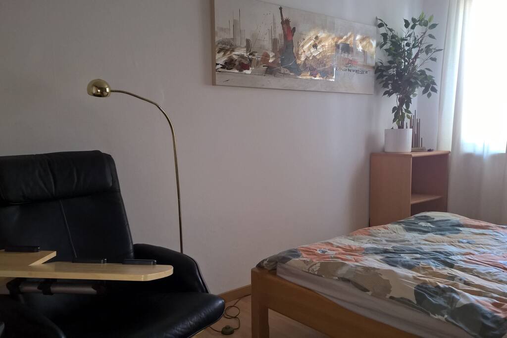 Dein Zimmer - mobiler Laptoptisch und bequemer kipp- und drehbarer Relax-Sessel mit Fußteil