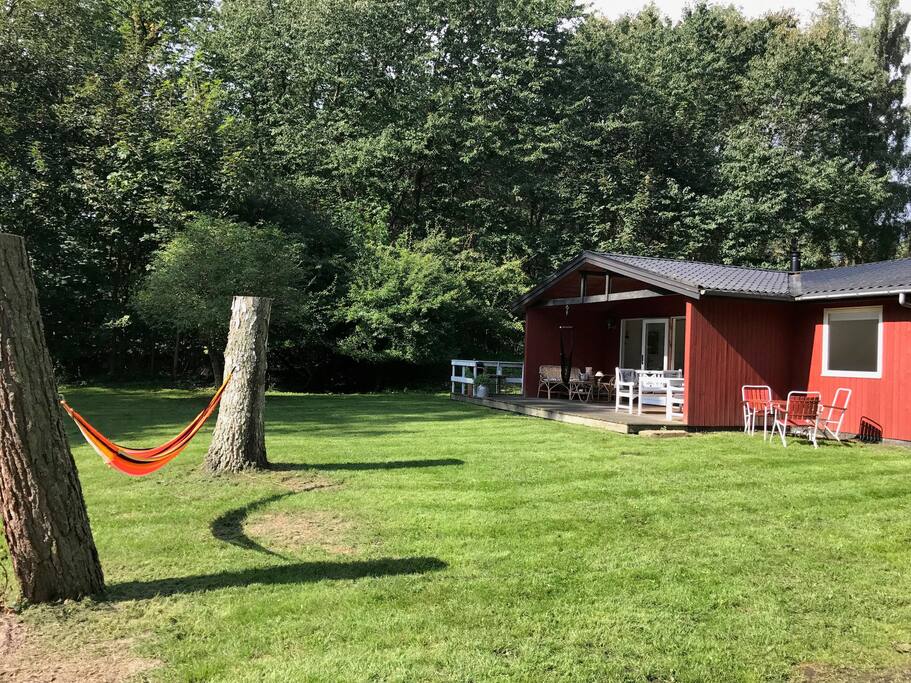 Stor, privat have med masser af sol hele dagen