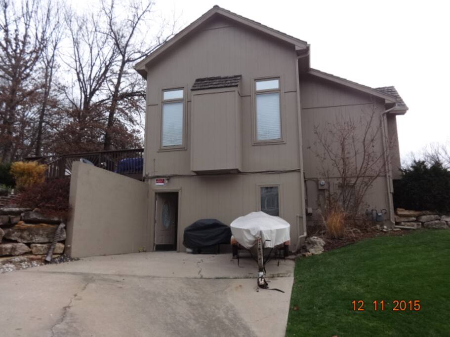 Mother-in-law type apartment. Private entrance. Handicap accessible.