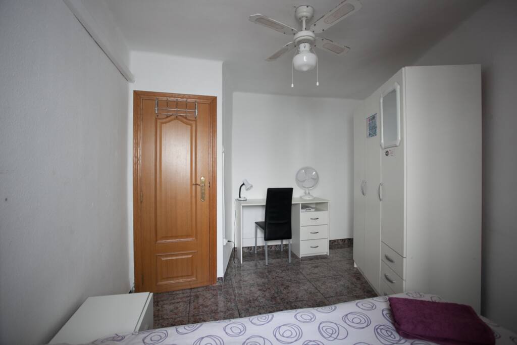 Interior Single room - habitación interior individual - very quiet / muy tranquilo