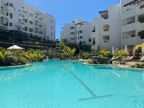 Top performing Airbnb: New luxury apartment South orientated in Arona