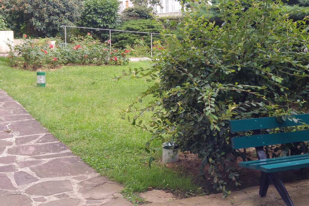 Les bancs du jardin de la copropriété sont agréables mais le lit est plus confortable