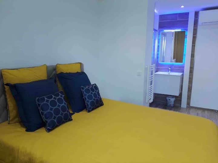 A vele felszerelt szoba saját fürdőszobával is rendelkezik a magánélet védelme érdekében 