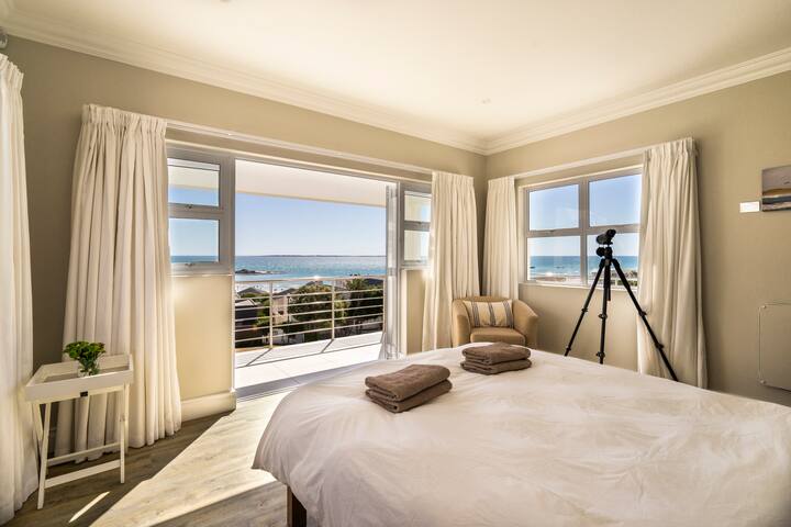 Beach House with views of Table Mt. (large groups) gallery image 2