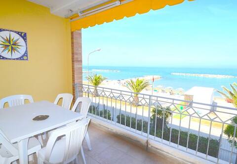 Beautiful apartment by the sea!