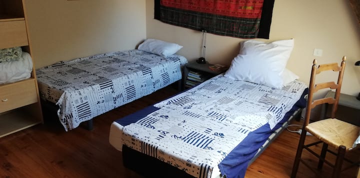 Pigeonnier's room: Two single beds, or close together for couple. Dječji krevetić dostupan je u sobi.