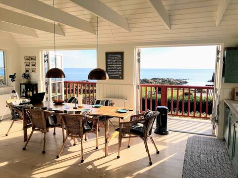 Cottage with 25 m to the water and 180 gr. sea view