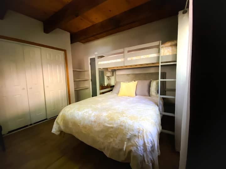 غرفة نوم الطابق الرئيسي رقم 1. 
سرير كامل. شقة علوية مزدوجة