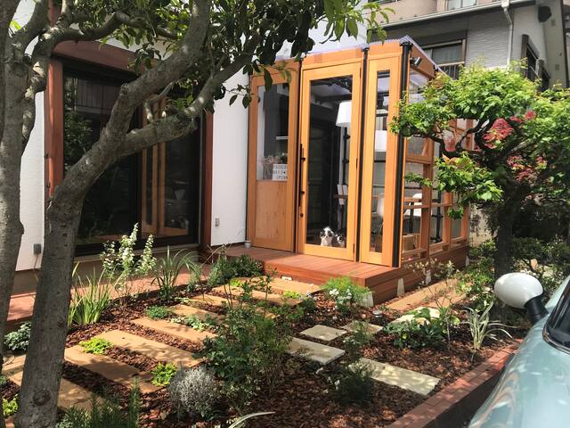 YACOCAFEinn House with cafe. 4 minutes on foot from the railway station, 25 minutes by train to Shinjuku Shibuya