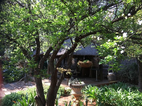 Marina's Place, 2-bed suite with lush garden.