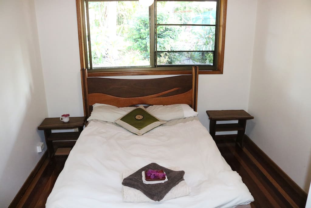 Room n°2 : Views on the garden, lovely queen size bed for 2 people