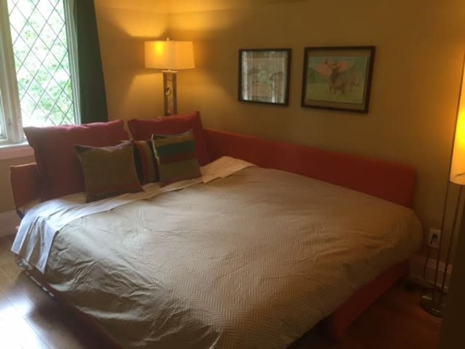 The Flou Bed consists of 2 completely independent single beds that can be used to make a European king size bed (68inches) or two single beds