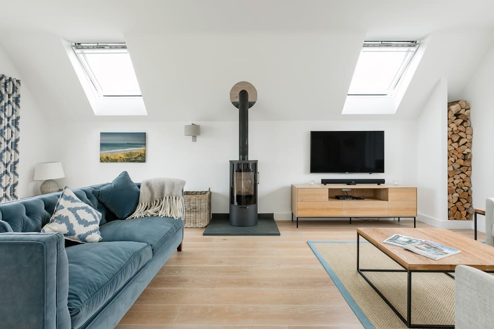 A modern surf house on the Cornish coast, Cornwall, England, United Kingdom, photo 7 of 10